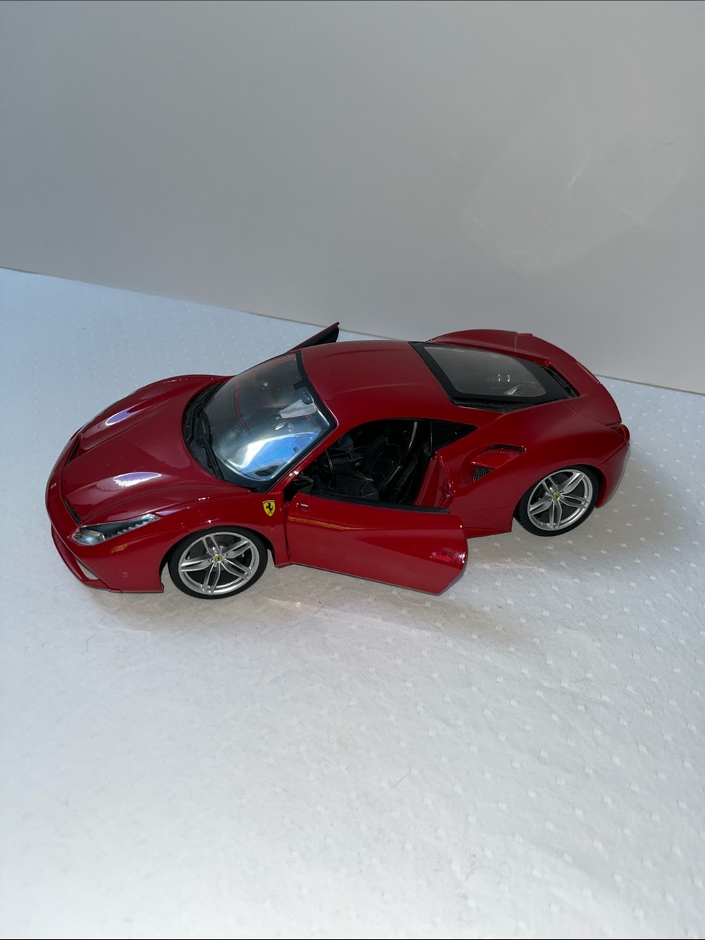Maisto Ferrari 488 GTB Diecast Model Car 1:18 Scale Red Supercar Collectible